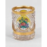 Biedermeier-Becherglas mit Blumenstrauß 19. Jh. Farbloses Glas, geschliffen. Medaillon mit gelbem