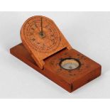 Kompass China, um 1900. Holz. 1,5 x 11,5 x 5,5 cm. Eine Seite mit innenliegendem Kompass, die andere