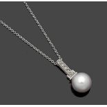 Perlanhänger an einer Platinkette 950er Platin und 585er WG, ungestemp. 1 silber-graue Perle (D. 8,7