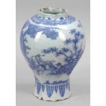 Vase Wohl China, 19. Jahrhundert. Heller Scherben. Blaue Unterglasurmalerei. H. 31 cm.