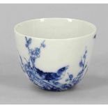 Teeschale China, 20. Jahrhundert. Porzellan. Blaue Unterglasurmalerei. H. 5,5 cm. Blaue