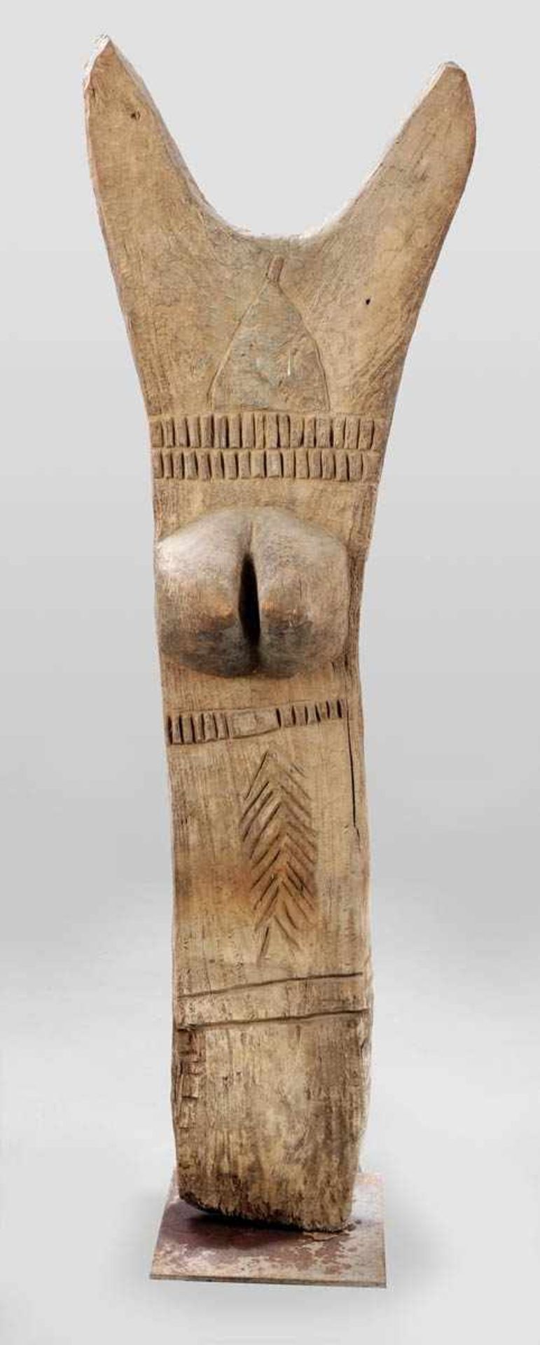 Togu-Na Pfostenskulptur Dogon, Mali um 1900. Holz. 205 x 62 x 40 cm. Der Metallsockel ist aus