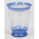 Becherglas Um 1840/1850. - Haus und Hirsch zwischen Rocaillen - Farbloses Glas mit blau lasierten