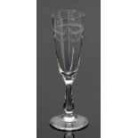 Sektglas mit umlaufender Girlande Um 1920. Farbloses Glas. Graviert. H. 18 cm. - Zustand: min.