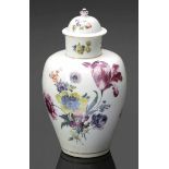 Seltene Augustus Rex Deckelvase Meissen, um 1740. - Gegenüberliegende Blumenbuketts - Porzellan,