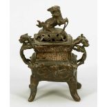 Koro China, wohl späte Ming-Dynastie. Bronze. H. 19 cm. - Zustand: Kl. Besch. Vierpassiger Korpus