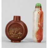 2 Snuffbottles China. Achat. Ton. H. bis 8 cm. Eine mit unleserl. Bodenmarke. - Zustand: 1 Deckel