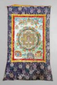 Thangka Tibet, 19. Jahrhundert. Gouache/Leinen. Seidenbrokat. 137 x 91 cm. Großes Mandala mit Yab-
