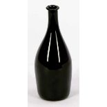 Kleine Zylinderflasche mit schlankem Hals Sachsen, 17. Jh. Rotbraunes Glas. Abriss. H. 15,5 cm. -