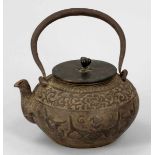 Teekanne Wohl China, 19. Jahrhundert. Eisen. H. mit Griff 22,5 cm. Reich dekorierter Korpus mit