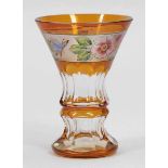 Biedermeier-Kelchglas mit Blüten und Schmetterlingen 19. Jh. Farbloses Glas, bernsteinfarbig