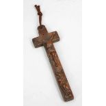 Reliquienkreuz Um 1900. Holz. 17 x 5,5 x 2 cm. - Zustand: Kl. Besch. Rückseitig mit Schiebedeckel.