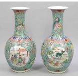 Vasenpaar China, um 1900. - Famille Rose - Porzellan. Polychrom bemalt. H. 60 cm. Rote Bodenmarke: