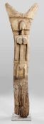 Togu-Na Pfostenskulptur Dogon, Mali um 1900. Holz. 245 x 70 x 40 cm. Der Metallsockel ist aus