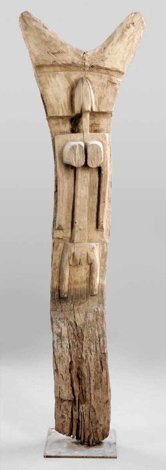 Togu-Na Pfostenskulptur Dogon, Mali um 1900. Holz. 245 x 70 x 40 cm. Der Metallsockel ist aus