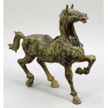 Pferd China, um 1900. Bronze. Grüne Patina. Reste von goldener Bemalung. Rücken mit