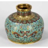 Vase China, um 1900. Cloisonné. H. 12,5 cm. Bodenmarke: Qianlong (1736-1795). Bauchiger Korpus mit