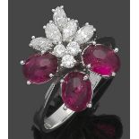 Damenring mit Turmalinen und Diamanten 750er WG, gestemp. 3 pinkfarbene, ovale Turmalincabochons