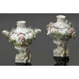 Paar Vasen mit Maskarons und Putten Wiener Porzellanmanufaktur, Wien 1745-1749. Porzellan, weiß,
