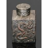 Teedose China. Kupfer, versilbert. H. 11,5 cm. Quadratische Form mit Drachendekor.