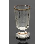Kelchglas mit umlaufender Jagdszene Um 1870. Farbloses Glas. am Lippenrand und Fußring