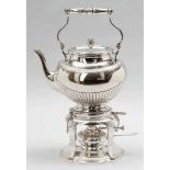 Seltene Teekanne auf Rechaud im Queen Anna Stil Koch & Bergfeld/Bremen, um 1898. 800er Silber.