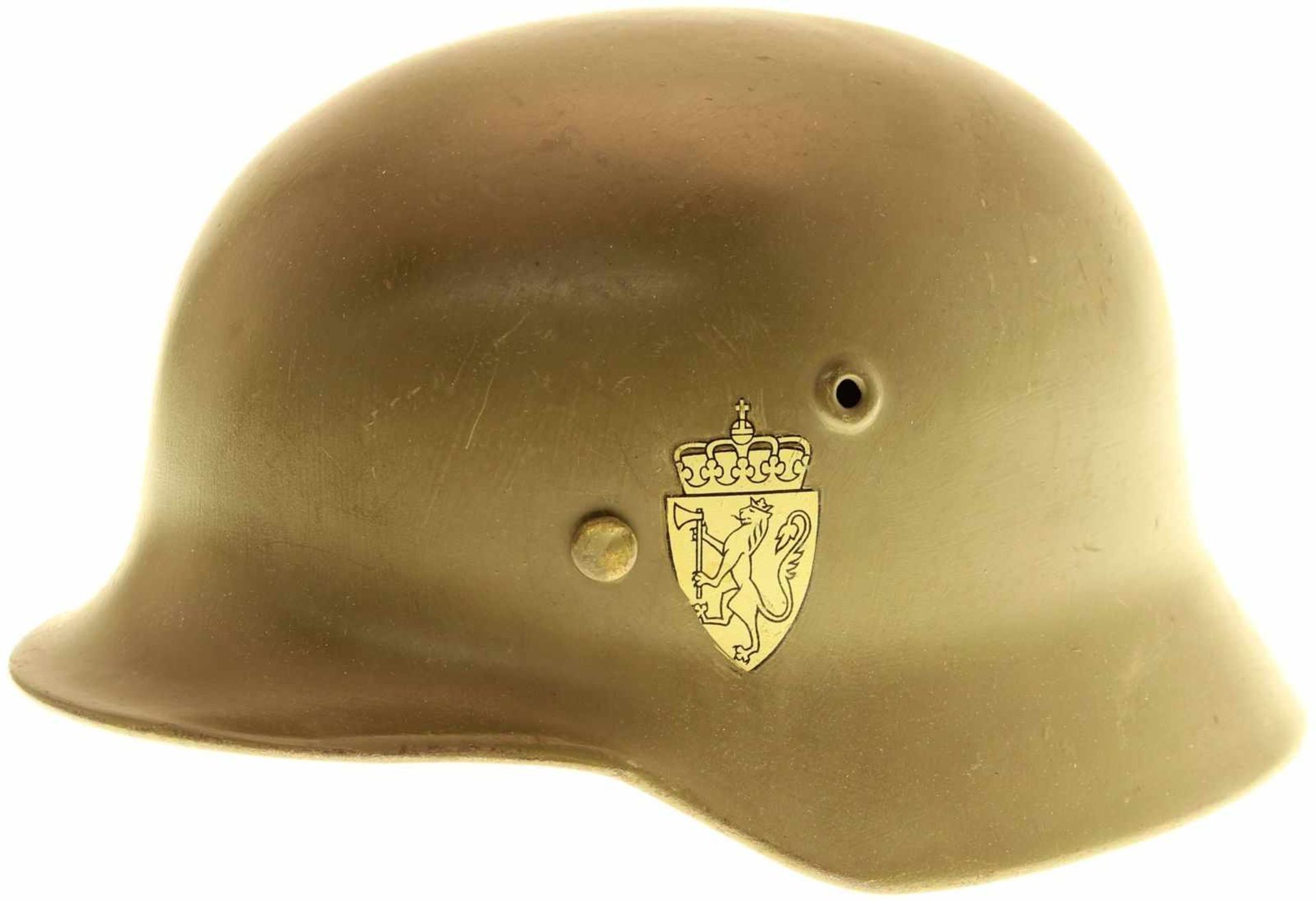 Stahlhelm 35, rechts und linksseitig Abzeichen der norwegischen Heimwehr nach 1945@ Helmkorpus