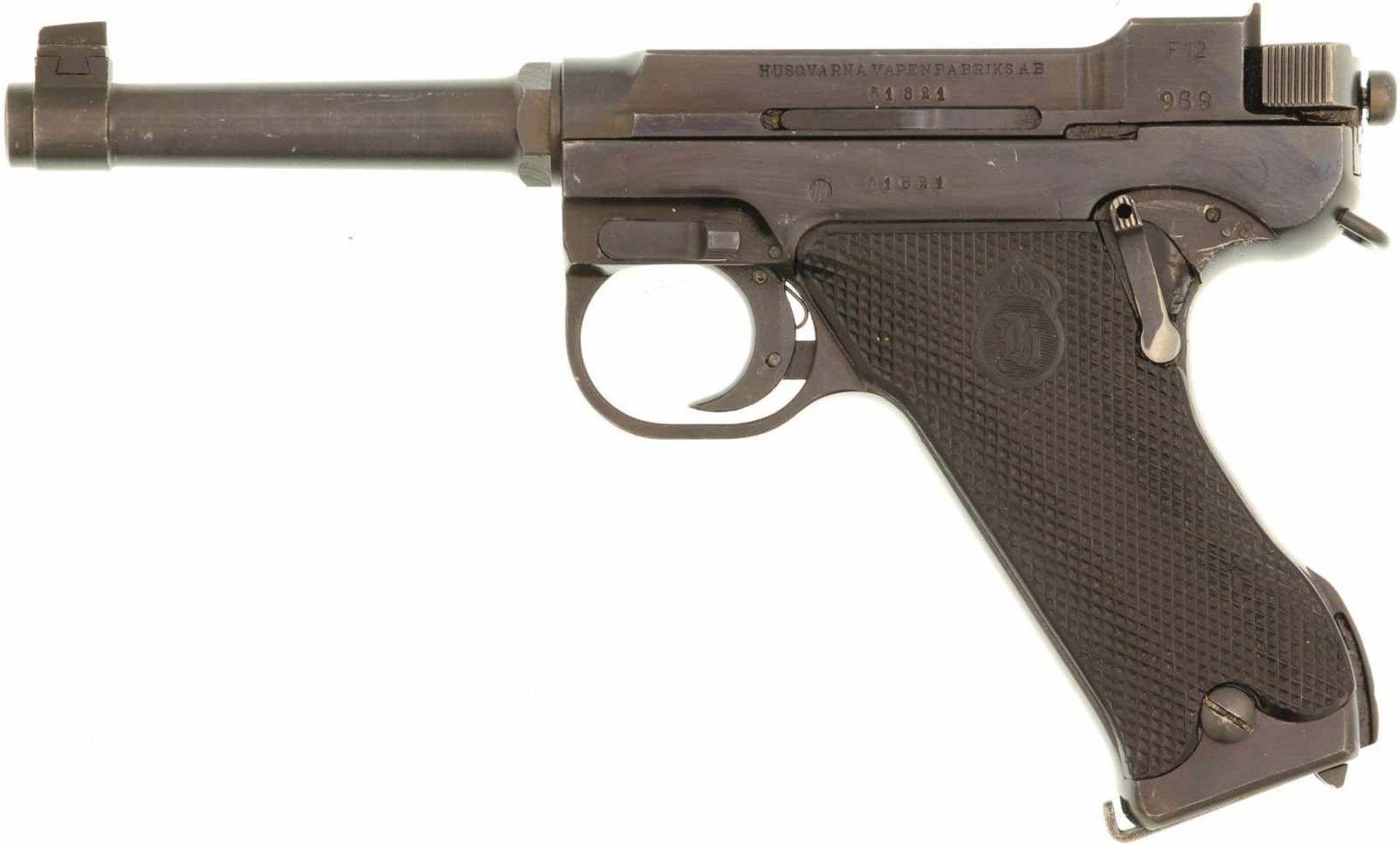 Pistole, Husqvarna "Lathi" m/40, Kal. 9mmP@ Brünierte Ganzstahlwaffe mit SA-Abzug. Seitlich