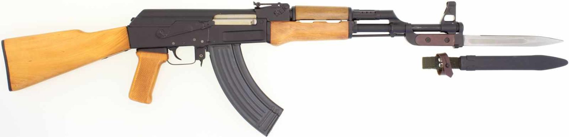 Selbstladebüchse, auf der Basis der AK 47, Kal. 7.62x39@ LL 420mm, TL 875mm. Gefrästes Stahlgehäuse,