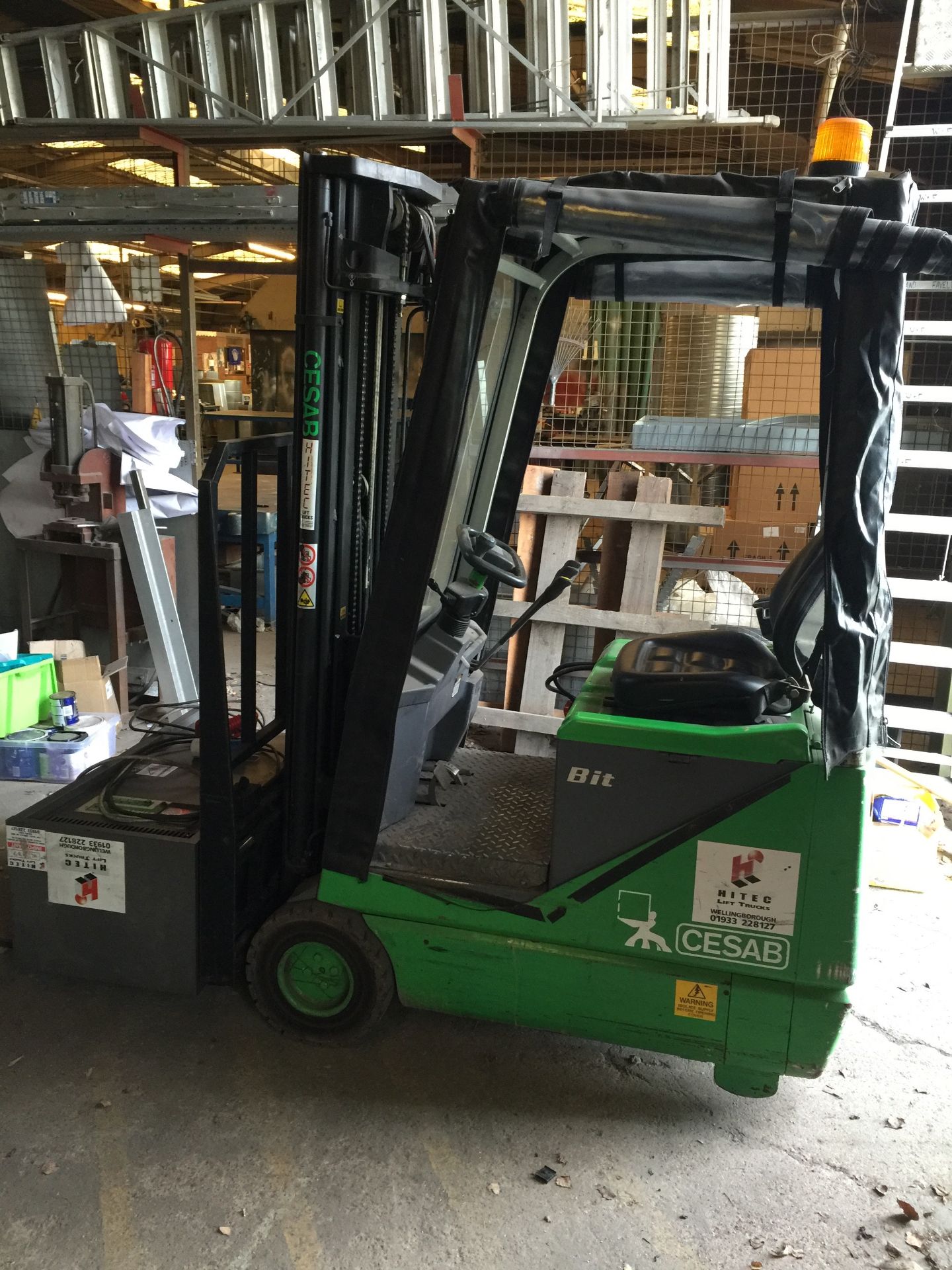 Cesab BIT 1000 electric side shift fork lift with Canopy and charger VGC 
Rated capacity 1000kg - Image 2 of 4