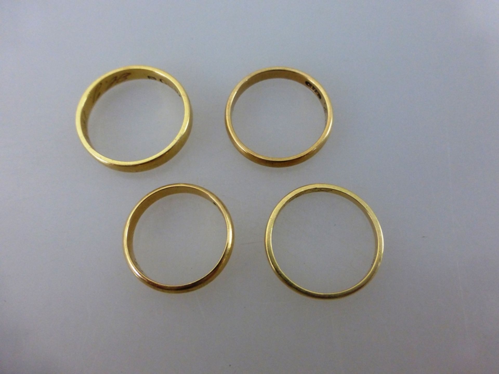 4 Goldringe, Gelbgold 750, Eheringe mit Gravur, Gesamtgewicht 12,2g.