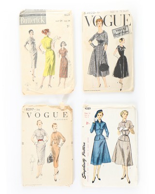 A large and interesting group of vintage sewing patterns, mainly 1940s-50s, - Image 5 of 8