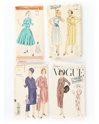 A large and interesting group of vintage sewing patterns, mainly 1940s-50s, - Image 6 of 8