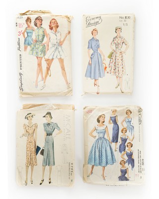 A large and interesting group of vintage sewing patterns, mainly 1940s-50s, - Image 7 of 8