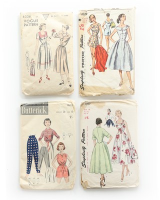 A large and interesting group of vintage sewing patterns, mainly 1940s-50s, - Image 4 of 8