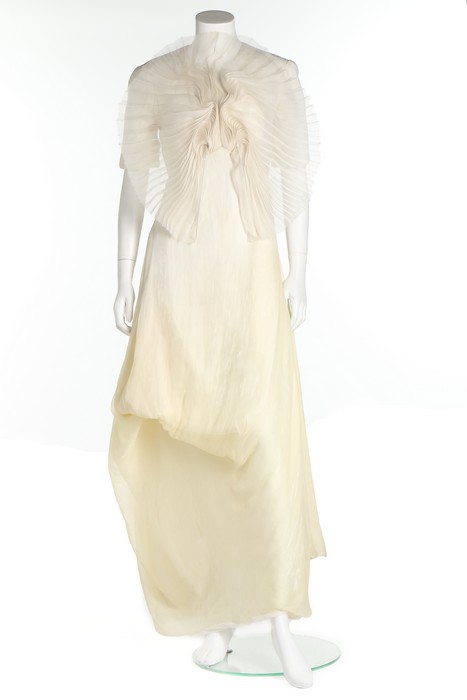 Björk's Iris van Herpen ivory-cream degradé chiffon dress with ...