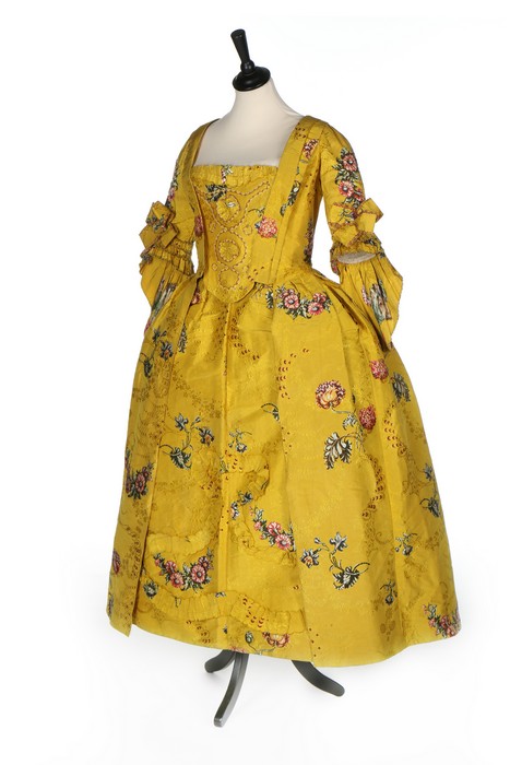 A fine brilliant yellow Spitalfields brocaded silk robe à l'Anglaise, circa 1750, - Image 5 of 8