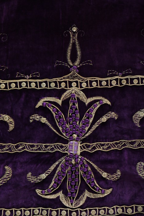 A Hitchens of New York embroidered purple velvet opera cape, circa 1910, large woven label, - Image 7 of 8