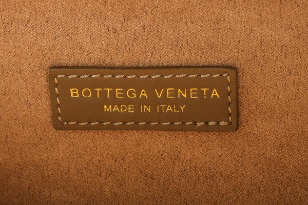 A Bottega Veneta grey ribbon clutch, modern, with 'knot' clasp, approx 25cm, - Image 6 of 7