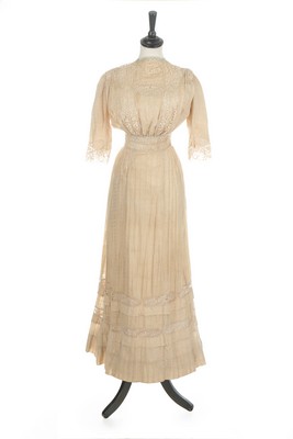 A beaded ivory crêpe de chine bridal gown, circa 1925, - Image 4 of 8