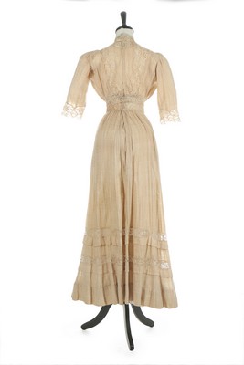 A beaded ivory crêpe de chine bridal gown, circa 1925, - Image 5 of 8