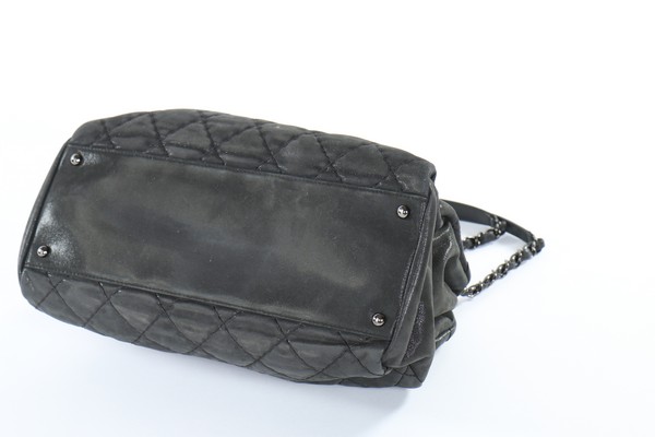 A Chanel dark grey leather shoulder bag, modern, stamped to interior, with three compartments, - Image 4 of 7