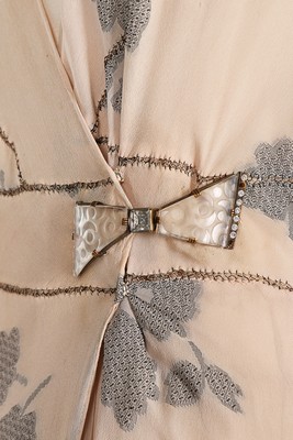 A couture oyster-pink negligee or evening gown, early 1930s, woven with grey daisies, - Image 5 of 6