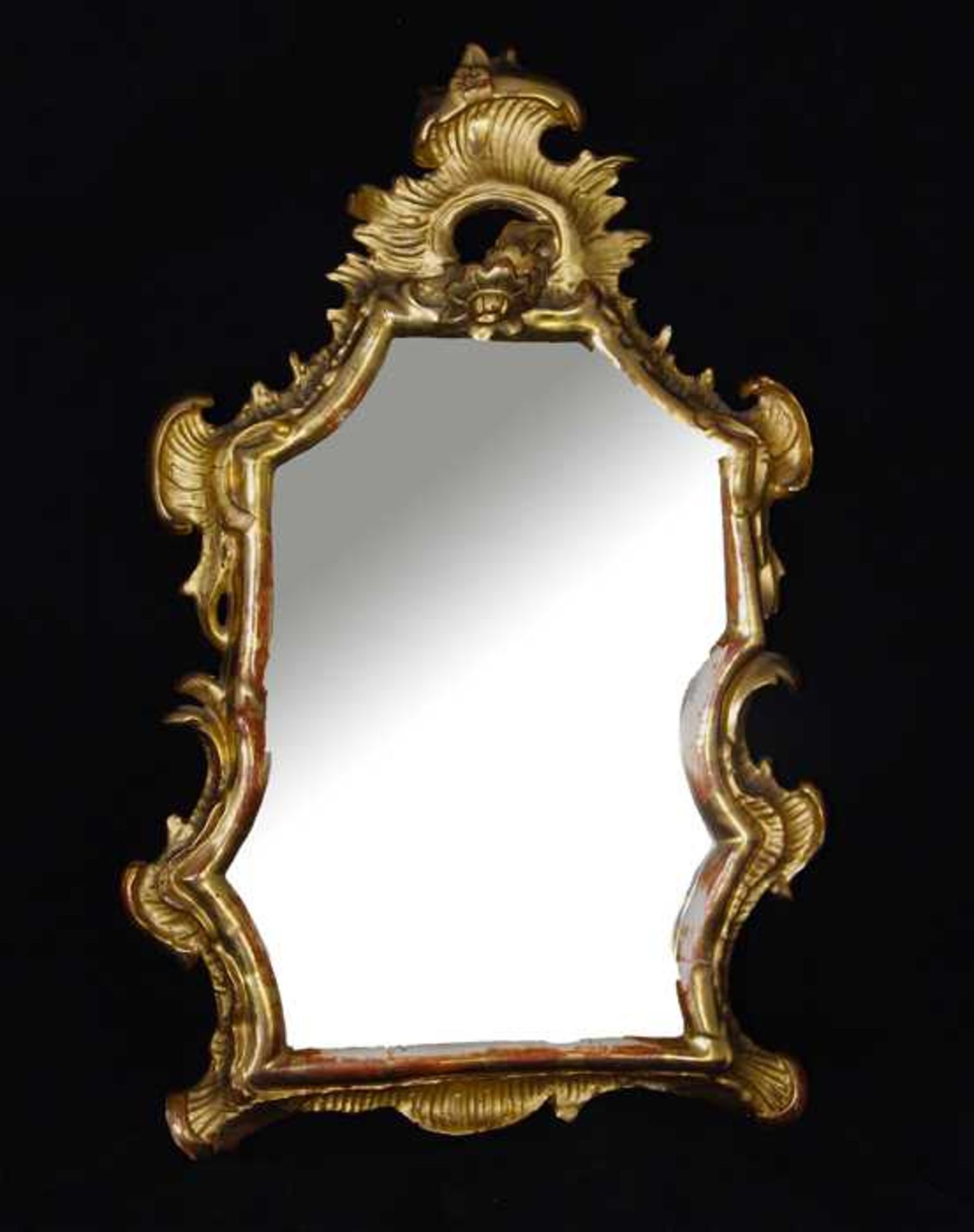 Spiegel aus dem 18.Jahrhundert Holz geschnitzt, gefaßt und vergoldet, verziert mit Blattwerk und