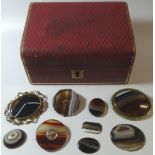 RED LEATHER JEWELLERY BOX OF AGATE BROOCHES & STONES