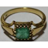 9CT GOLD SQUARE GREEN STONE SET RING