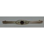 9CT GOLD STONE SET BAR BROOCH