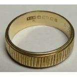 9CT GOLD ETCHED BAND RING 2G