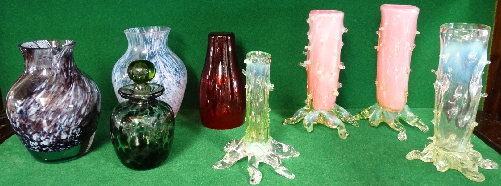 2 CAITHNESS GLASS VASES, MOTTLED GLASS SCENTS BOTTLE, RED VASE & 4 BRAMBLE GLASS VASES