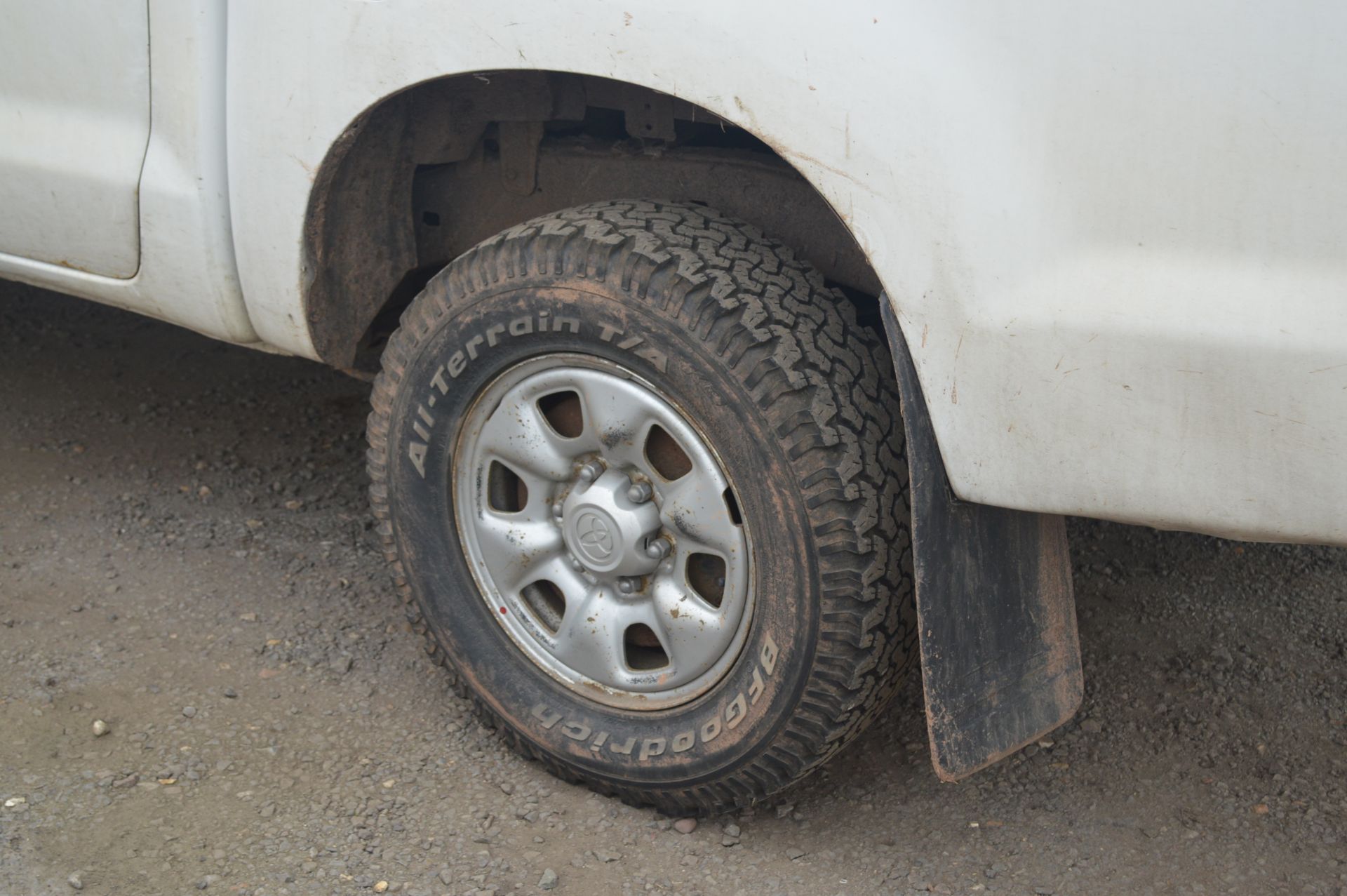 Toyota Hilux D-4D 4x4 Double Cab Pick Up Truck with Truck Top Cover Registration No: MK07 LWC - Image 7 of 9